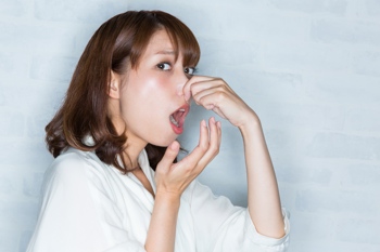Žena trpící zápachem z úst